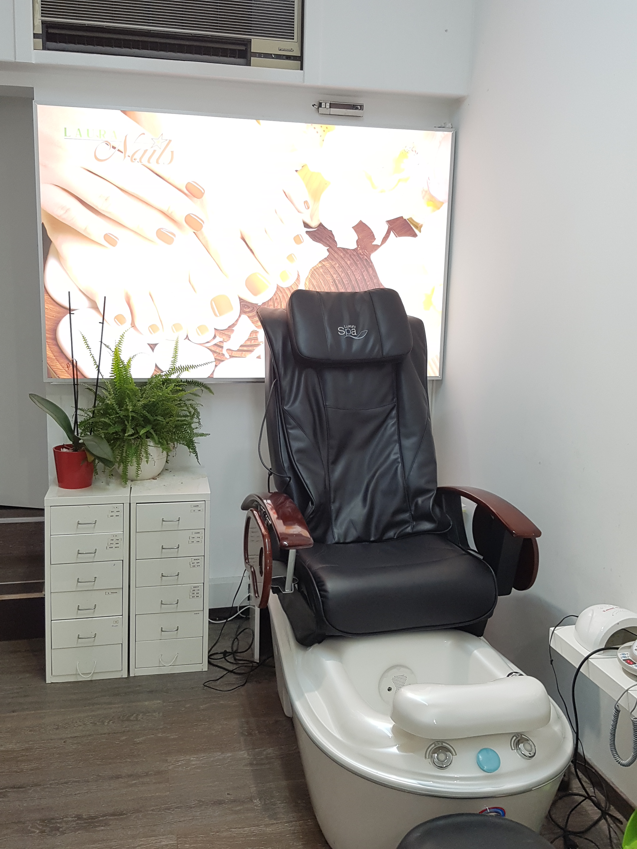 Nagelstudio mit Nageldesign auf hohem Niveau